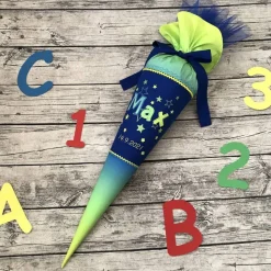 zauberhafte Schultüte mit Name und Sternen nach Wunsch mit passend gedrucktem Stoff