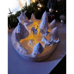 Zauberhafte Winterwelt: 3D-gedrucktes Diorama mit Rentieren und Tannenwald (mit/ohne LED-Licht)