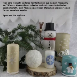 Zauberhaftes Lichtspiel für die Wintermonate: Winterkerze mit Eiskristall / Schneeflocke auf blauem Himmel