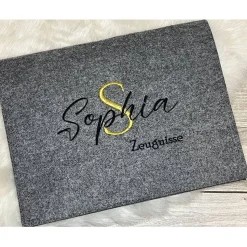 Zeugnis, Zeugnismappe, Zeugnishülle, Zeugnisse, gestickt, Monogram, Filz, Junge, Mädchen, personalisierbar, mit Namen,