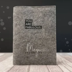 Zeugnismappe aus Filz *you are fabulous* | personalisiert mit Namen und Farbe
