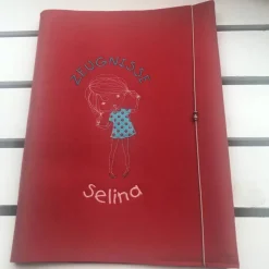 *Zeugnismappe DIN  A4 * gestickt auf rotem Filz *Schulstart * *Einschulung *  personalisierbar mit Namen * Geschenk *
