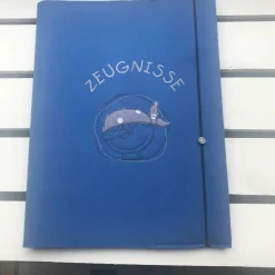 *Zeugnismappe DIN  A4 * gestickt auf blauem Filz *Schulstart * *Einschulung *  personalisierbar mit Namen * Geschenk *