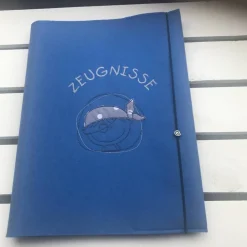 *Zeugnismappe DIN  A4 * gestickt auf blauem Filz *Schulstart * *Einschulung *  personalisierbar mit Namen * Geschenk *