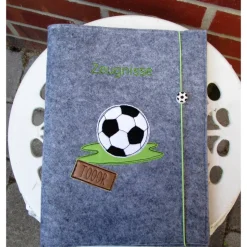 Zeugnissmappe / Zeugnisshülle aus Filz "Fussball"