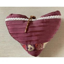 Zierkissen Herzform in weinrot mit Bandverzierungen