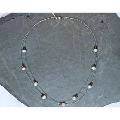 Zierliche Kette mit Süßwasser-Zuchtperlen und Granat