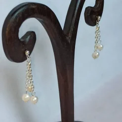 Zierliche Ohrhänger mit weißen Zuchtperlen Sterlingsilber