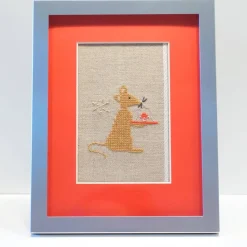 Zuckersüße Weihnachtsmaus mit roten Passepartout und Alu-Rahmen   auf Leinen gestickt