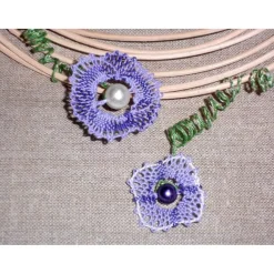 Zwei geklöppelte Blumen mit gedrehtem Stiel in Lila