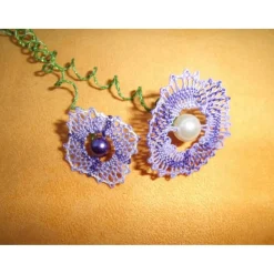 Zwei geklöppelte Blumen mit gedrehtem Stiel in Lila