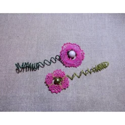 Zwei geklöppelte Blumen mit gedrehtem Stiel in Rosa