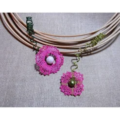 Zwei geklöppelte Blumen mit gedrehtem Stiel in Rosa