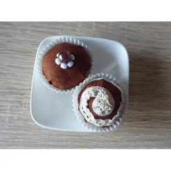 Zwei genähte Pralinen in einer Porzellanschale