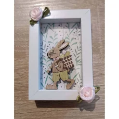 Zwei kleine Bilderrahmen zum Hinstellen mit Osterhasenmotiven und Stoffblumen