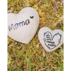 Zwei kleine Herzen aus Beton mit Schriftzug Grabschmuck Trauer Gedenken Vermissen Gedenkstein Erinnerung