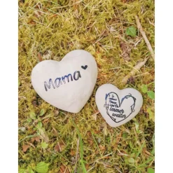 Zwei kleine Herzen aus Beton mit Schriftzug Grabschmuck Trauer Gedenken Vermissen Gedenkstein Erinnerung