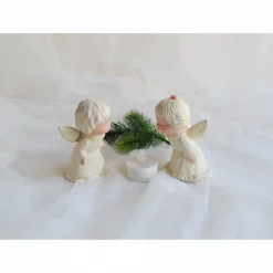 Zwei küssende Engel im cremefarbenen Kleid