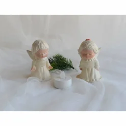Zwei küssende Engel im cremefarbenen Kleid