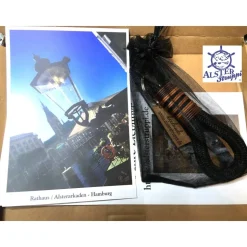 Zwei Schlüsselanhänger, Mr. und Mrs. zur Hochzeit, schwarz und altrosa, handgefertigt der Marke AlsterStruppi