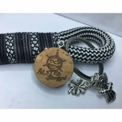 Zwei Schlüsselanhänger, Mr. und Mrs. zur Hochzeit, schwarz und altrosa, handgefertigt der Marke AlsterStruppi