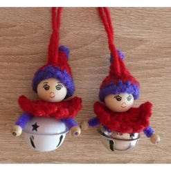Zwei Wichtel mit Glöckchen zum Aufhängen - rot-lila